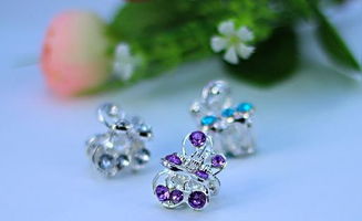 一元饰品市场新宠 两元店热销四叶草小顶夹的批发贸易全解析