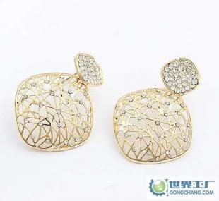 饰品批发新机遇 深度解析韩版千丝万缕金色耳环的市场潜力与代理策略