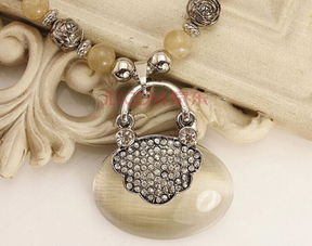 春夏时尚点睛之笔 百搭长款毛衣链的穿搭魅力与商业机遇